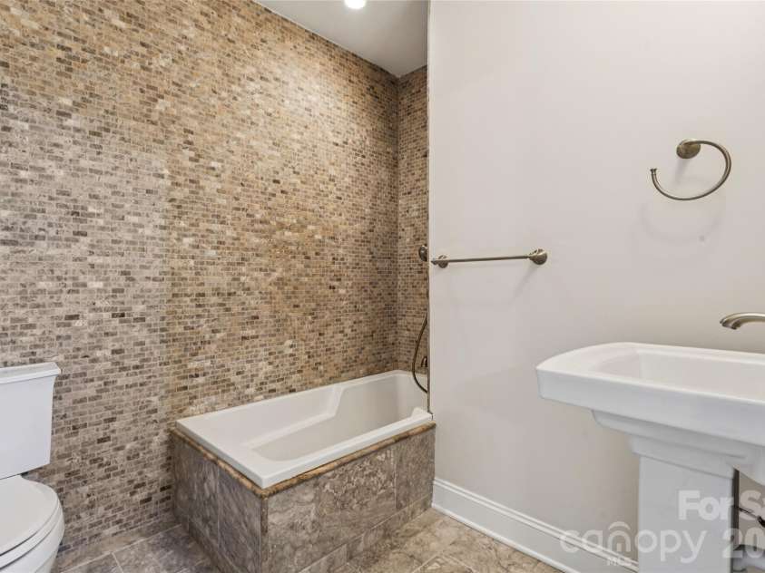 9727 Devonshire Drive, Huntersville, NC 28078.  MLS# CAR4398845, YatesRealty ID 39956. Full Bath on main floor.