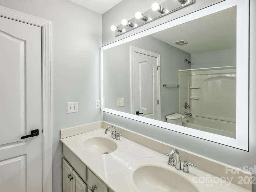 5726 Cactus Valley Road, Charlotte, NC 28277.  MLS# CAR4216456, YatesRealty ID 3996. Common Bathroom on 2nd floor