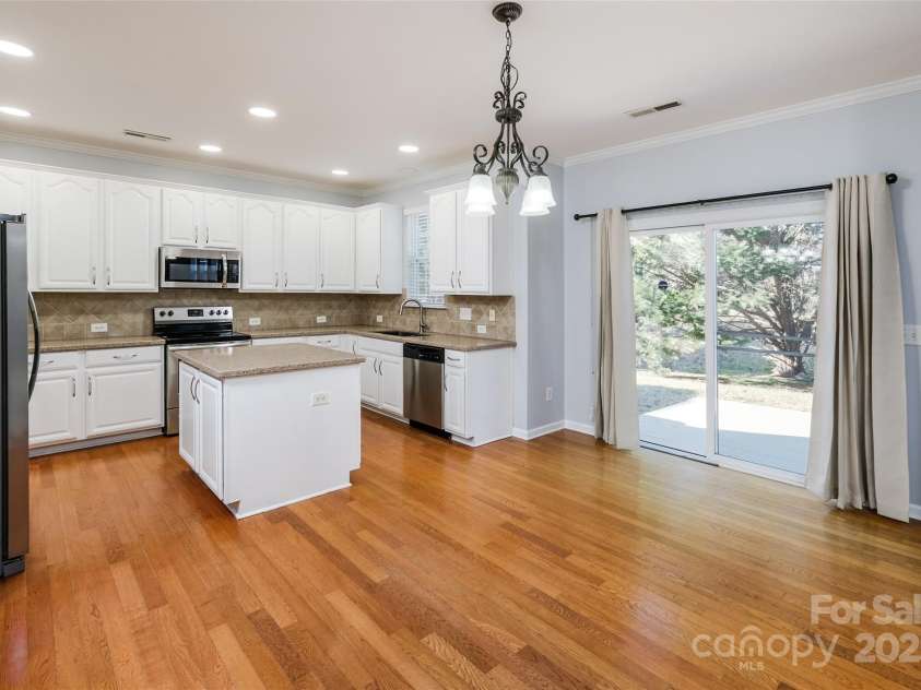 5726 Cactus Valley Road, Charlotte, NC 28277.  MLS# CAR4216456, YatesRealty ID 3996. Kitchen/Dining