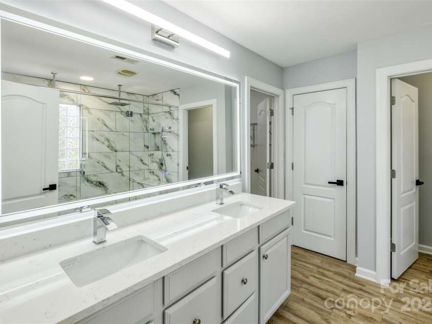 5726 Cactus Valley Road, Charlotte, NC 28277.  MLS# CAR4216456, YatesRealty ID 3996. Primary Bathroom