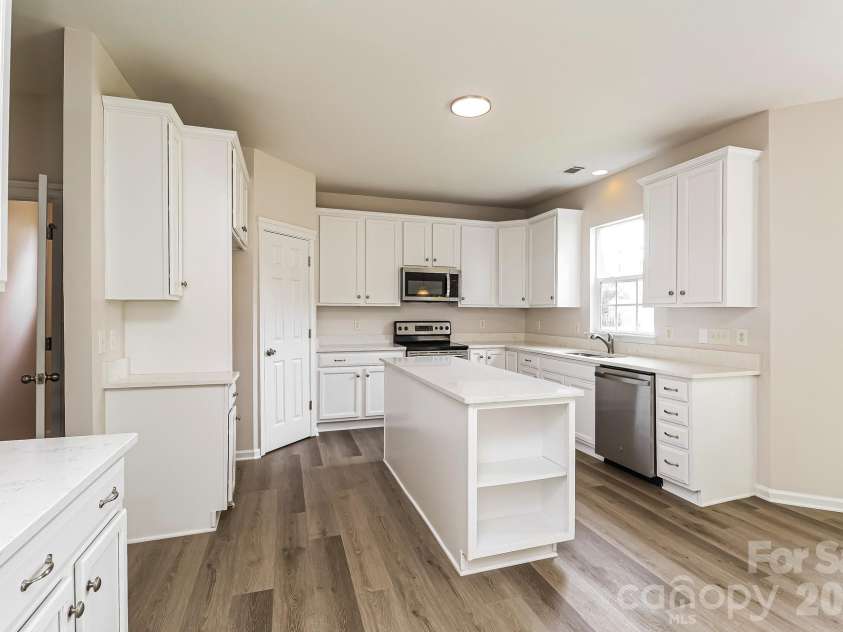 9039 Goldfields Drive, Charlotte, NC 28227.  MLS# CAR4397588, YatesRealty ID 39962. 