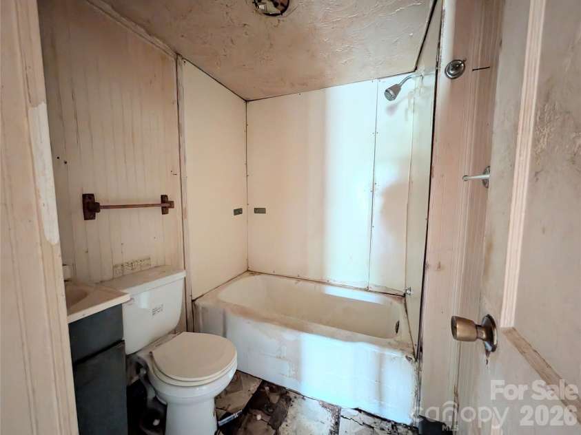 109 Carlton Drive, Cherryville, NC 28021.  MLS# CAR4407803, YatesRealty ID 39963. 