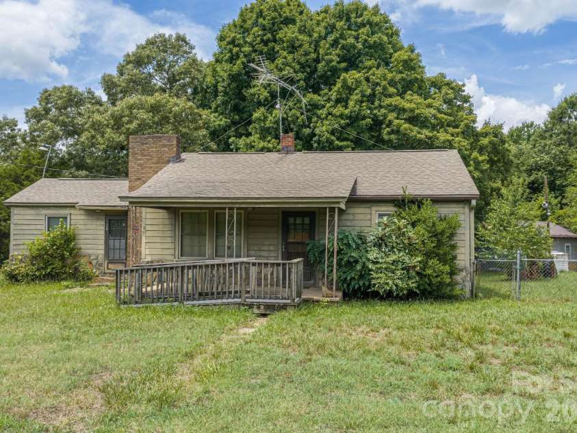 189 Campbell Lane, Lincolnton, NC 28092.  MLS# CAR4407220, YatesRealty ID 39964. Front Porch