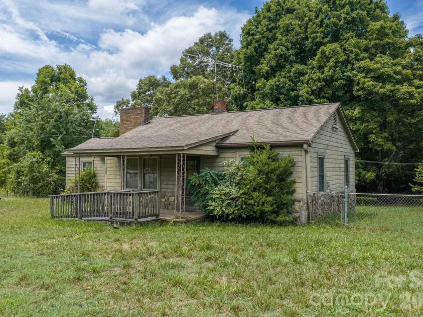 189 Campbell Lane, Lincolnton, NC 28092.  MLS# CAR4407220, YatesRealty ID 39964. Front Porch