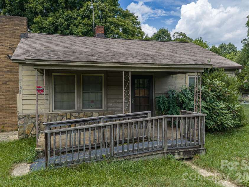 189 Campbell Lane, Lincolnton, NC 28092.  MLS# CAR4407220, YatesRealty ID 39964. Front Porch