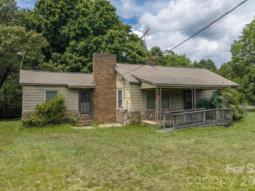 189 Campbell Lane, Lincolnton, NC 28092.  MLS# CAR4407220, YatesRealty ID 39964. Front yard