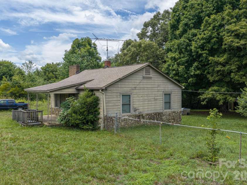 189 Campbell Lane, Lincolnton, NC 28092.  MLS# CAR4407220, YatesRealty ID 39964. Side yard