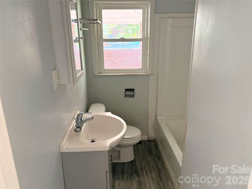 711 Arthur Boulevard, Union, SC 29379.  MLS# CAR4407809, YatesRealty ID 39966. Bathroom