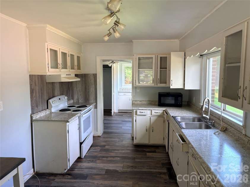 711 Arthur Boulevard, Union, SC 29379.  MLS# CAR4407809, YatesRealty ID 39966. Kitchen