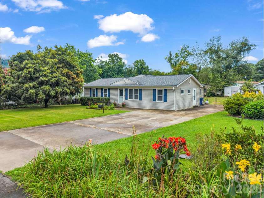 119 Scenic View Drive, Swannanoa, NC 28778.  MLS# CAR4402505, YatesRealty ID 39968. 