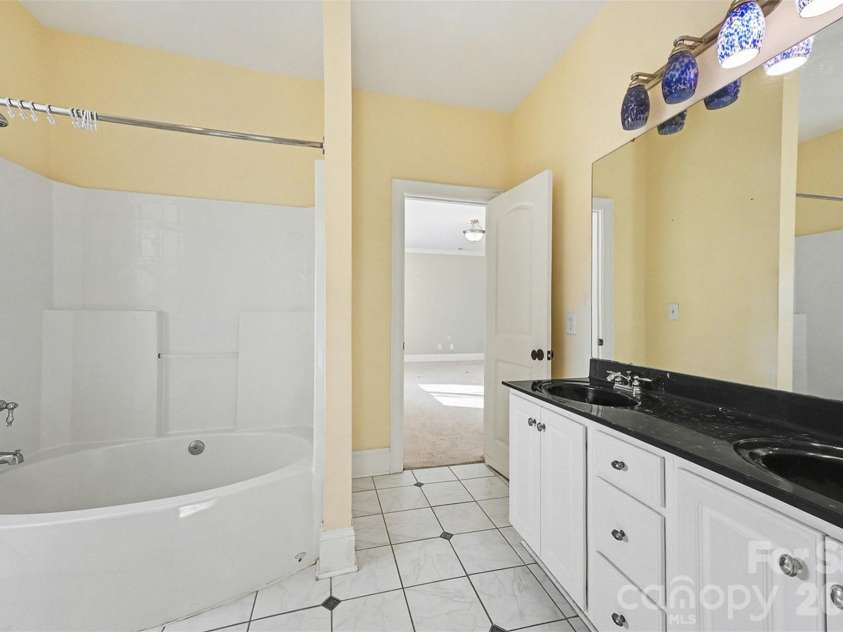 4526 Island Waters Drive, Denver, NC 28037.  MLS# CAR4341162, YatesRealty ID 3997. Jack-and-Jill bath w/ bedroom 3 & 4