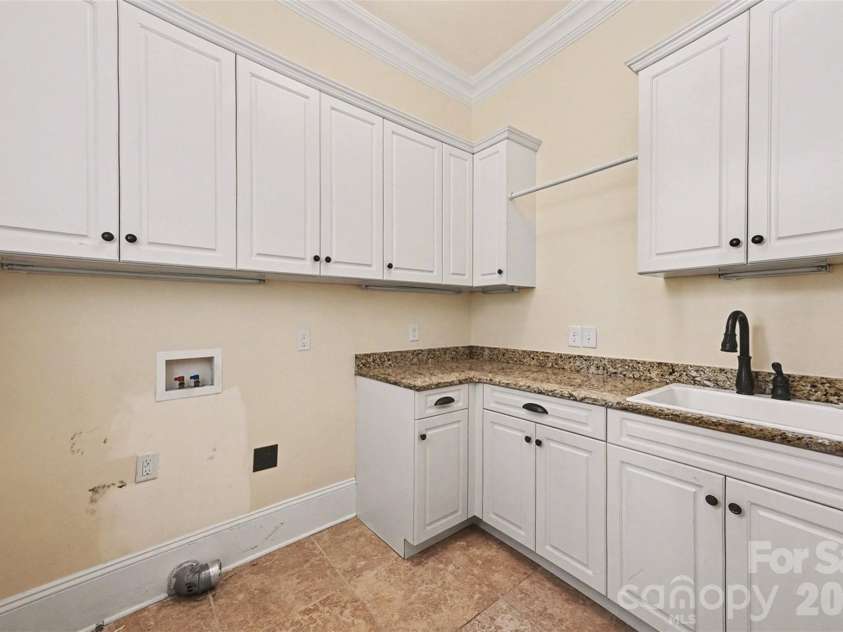 4526 Island Waters Drive, Denver, NC 28037.  MLS# CAR4341162, YatesRealty ID 3997. Main level laundry room 