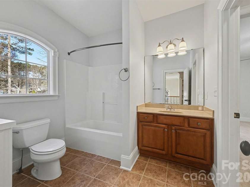 4526 Island Waters Drive, Denver, NC 28037.  MLS# CAR4341162, YatesRealty ID 3997. Upper level bathroom 2