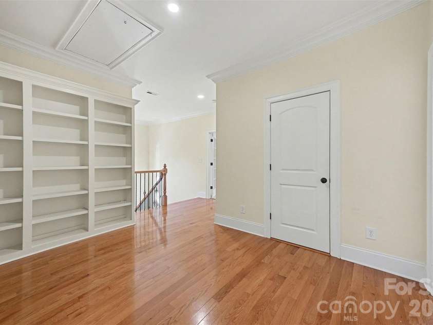 4526 Island Waters Drive, Denver, NC 28037.  MLS# CAR4341162, YatesRealty ID 3997. Upper level landing w/ built-ins