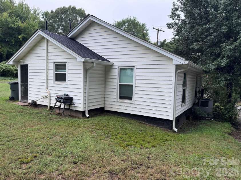 512 Gray Street, Gastonia, NC 28052.  MLS# CAR4407836, YatesRealty ID 39974. 
