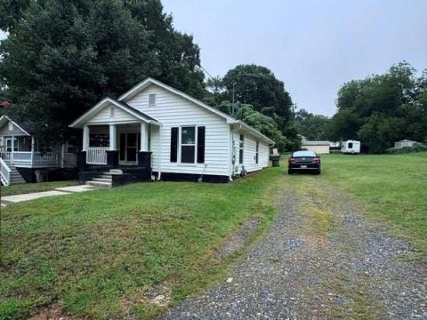 512 Gray Street, Gastonia, NC 28052.  MLS# CAR4407836, YatesRealty ID 39974. 