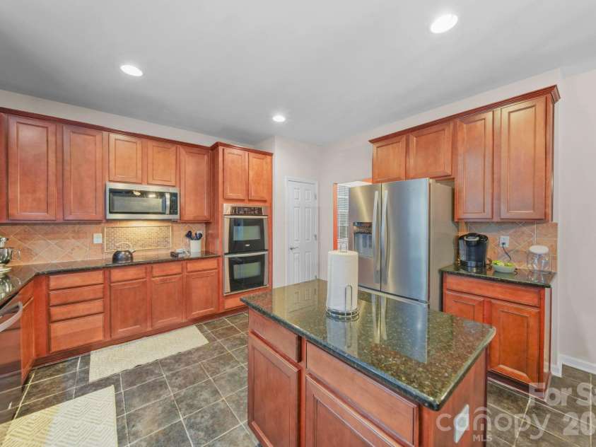 10906 Trout Creek Place, Davidson, NC 28036.  MLS# CAR4407543, YatesRealty ID 39976. Kitchen