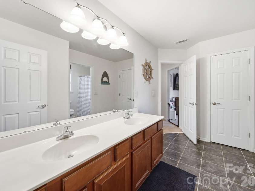 10906 Trout Creek Place, Davidson, NC 28036.  MLS# CAR4407543, YatesRealty ID 39976. Main Bathroom