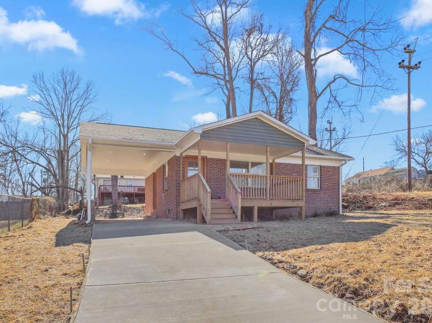 2991 1st Avenue Place, Hickory, NC 28601.  MLS# CAR4357184, YatesRealty ID 3998. 