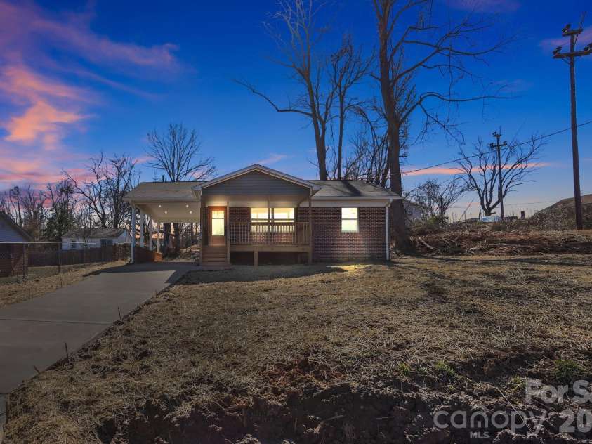 2991 1st Avenue Place, Hickory, NC 28601.  MLS# CAR4357184, YatesRealty ID 3998. 