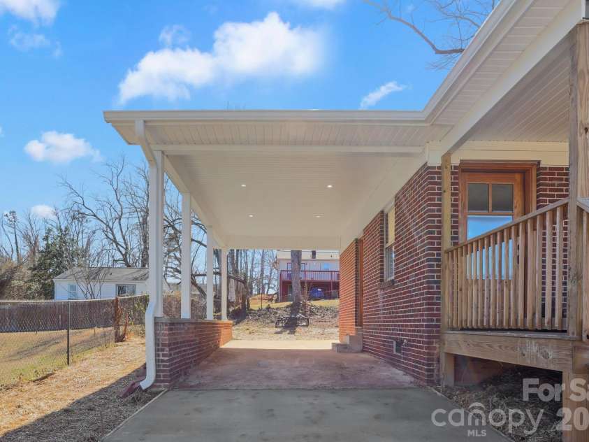2991 1st Avenue Place, Hickory, NC 28601.  MLS# CAR4357184, YatesRealty ID 3998. 