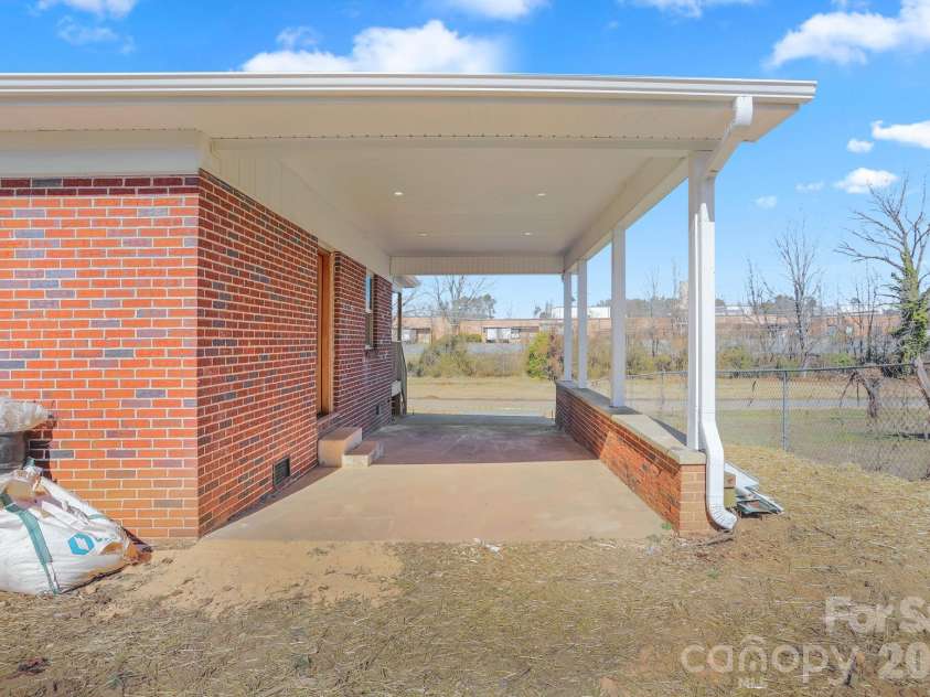 2991 1st Avenue Place, Hickory, NC 28601.  MLS# CAR4357184, YatesRealty ID 3998. 