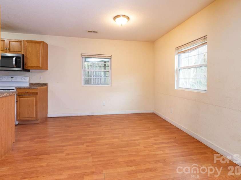 6 Overlook Circle, Asheville, NC 28803.  MLS# CAR4338598, YatesRealty ID 3998. 