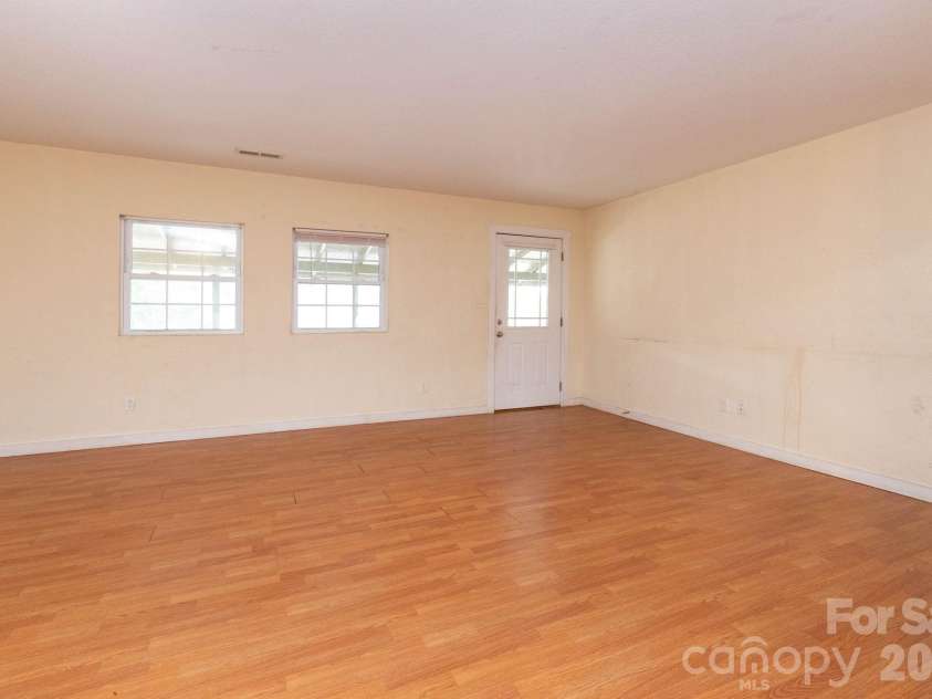 6 Overlook Circle, Asheville, NC 28803.  MLS# CAR4338598, YatesRealty ID 3998. 