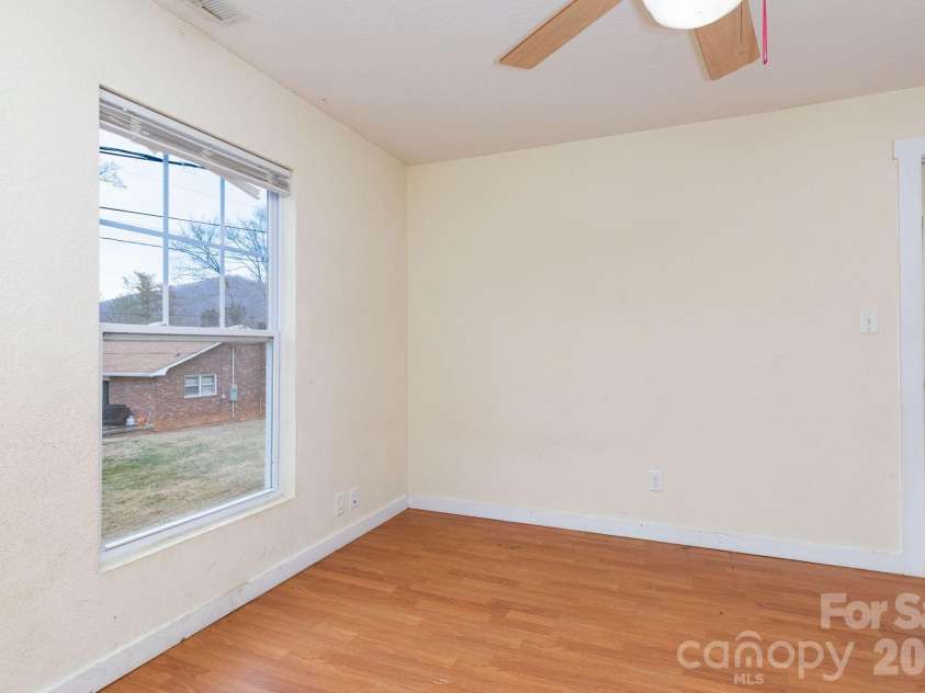 6 Overlook Circle, Asheville, NC 28803.  MLS# CAR4338598, YatesRealty ID 3998. 