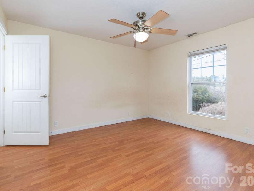 6 Overlook Circle, Asheville, NC 28803.  MLS# CAR4338598, YatesRealty ID 3998. 