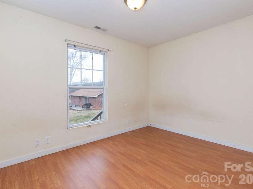 6 Overlook Circle, Asheville, NC 28803.  MLS# CAR4338598, YatesRealty ID 3998. 