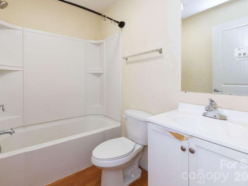 6 Overlook Circle, Asheville, NC 28803.  MLS# CAR4338598, YatesRealty ID 3998. 