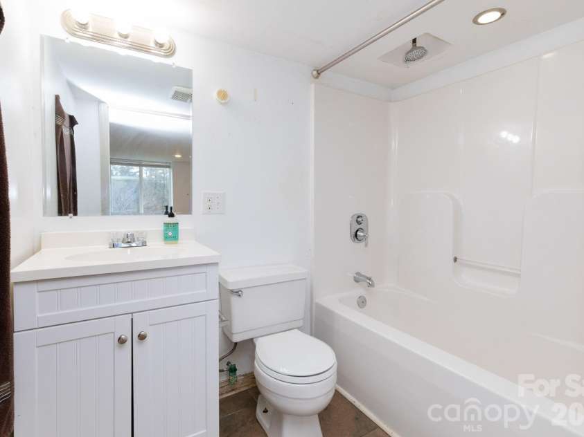 6 Overlook Circle, Asheville, NC 28803.  MLS# CAR4338598, YatesRealty ID 3998. 