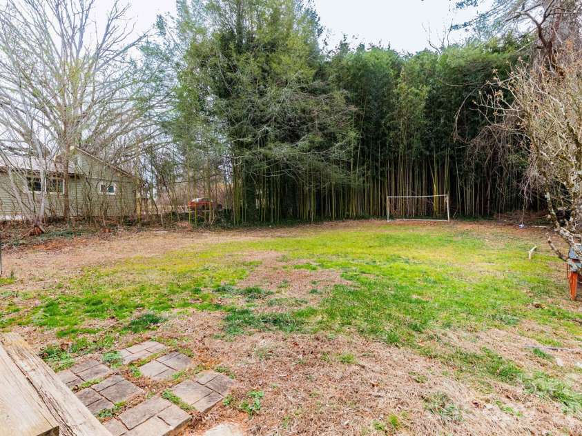 6 Overlook Circle, Asheville, NC 28803.  MLS# CAR4338598, YatesRealty ID 3998. 