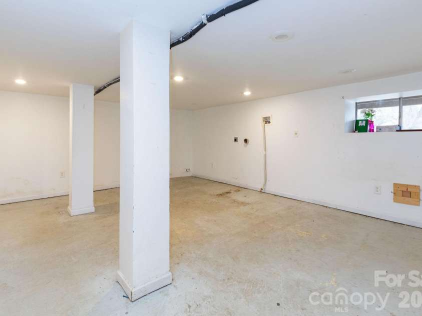 6 Overlook Circle, Asheville, NC 28803.  MLS# CAR4338598, YatesRealty ID 3998. 