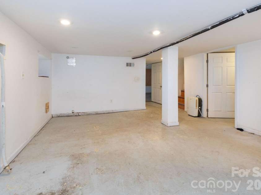 6 Overlook Circle, Asheville, NC 28803.  MLS# CAR4338598, YatesRealty ID 3998. 