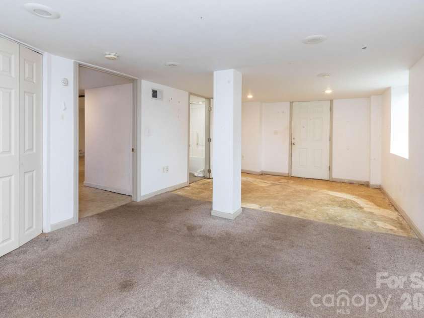 6 Overlook Circle, Asheville, NC 28803.  MLS# CAR4338598, YatesRealty ID 3998. 