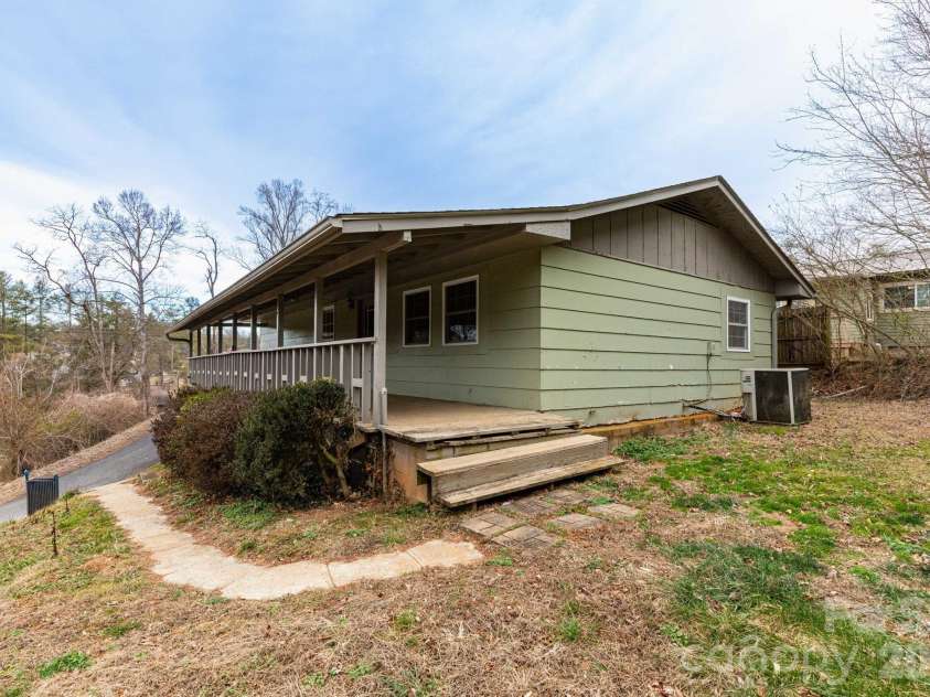6 Overlook Circle, Asheville, NC 28803.  MLS# CAR4338598, YatesRealty ID 3998. 