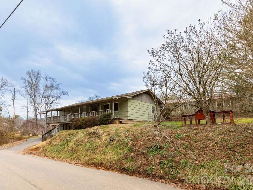 6 Overlook Circle, Asheville, NC 28803.  MLS# CAR4338598, YatesRealty ID 3998. 