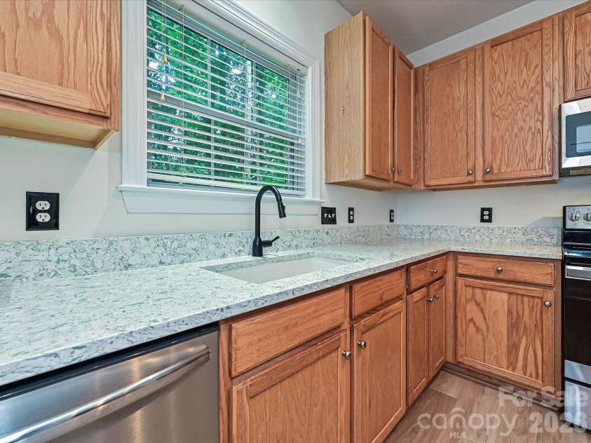 19715 Feriba Place, Cornelius, NC 28031.  MLS# CAR4407221, YatesRealty ID 39981. Kitchen