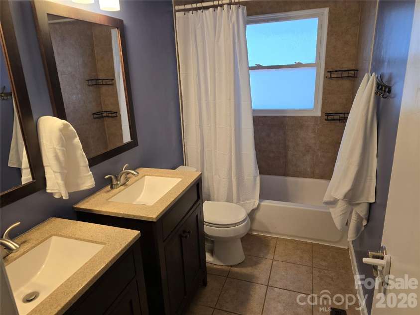 2493 Oakwood Circle, Rock Hill, SC 29732.  MLS# CAR4405572, YatesRealty ID 39989. 
