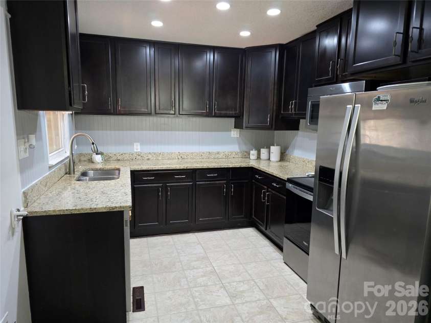 2493 Oakwood Circle, Rock Hill, SC 29732.  MLS# CAR4405572, YatesRealty ID 39989. 