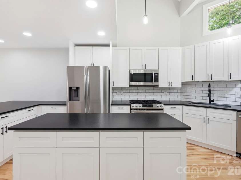 14612 Waterside Drive, Charlotte, NC 28278.  MLS# CAR4399977, YatesRealty ID 39992. 