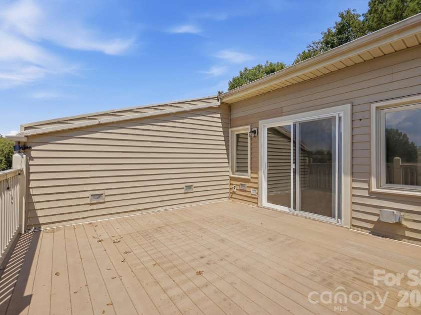 14612 Waterside Drive, Charlotte, NC 28278.  MLS# CAR4399977, YatesRealty ID 39992. 
