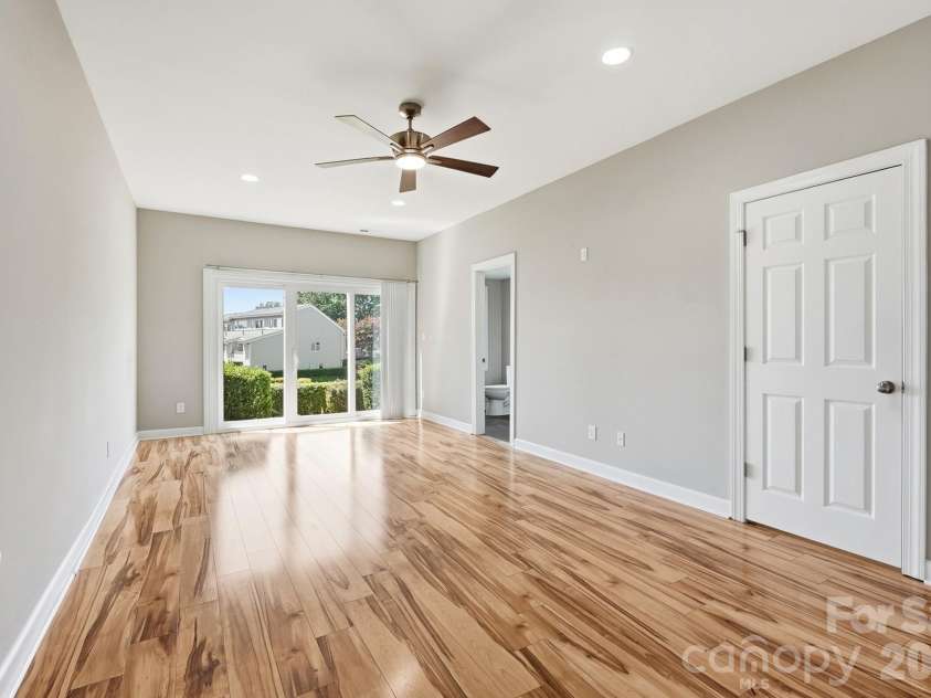 14612 Waterside Drive, Charlotte, NC 28278.  MLS# CAR4399977, YatesRealty ID 39992. 