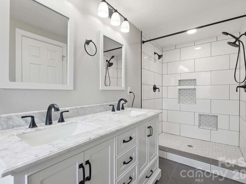 14612 Waterside Drive, Charlotte, NC 28278.  MLS# CAR4399977, YatesRealty ID 39992. 