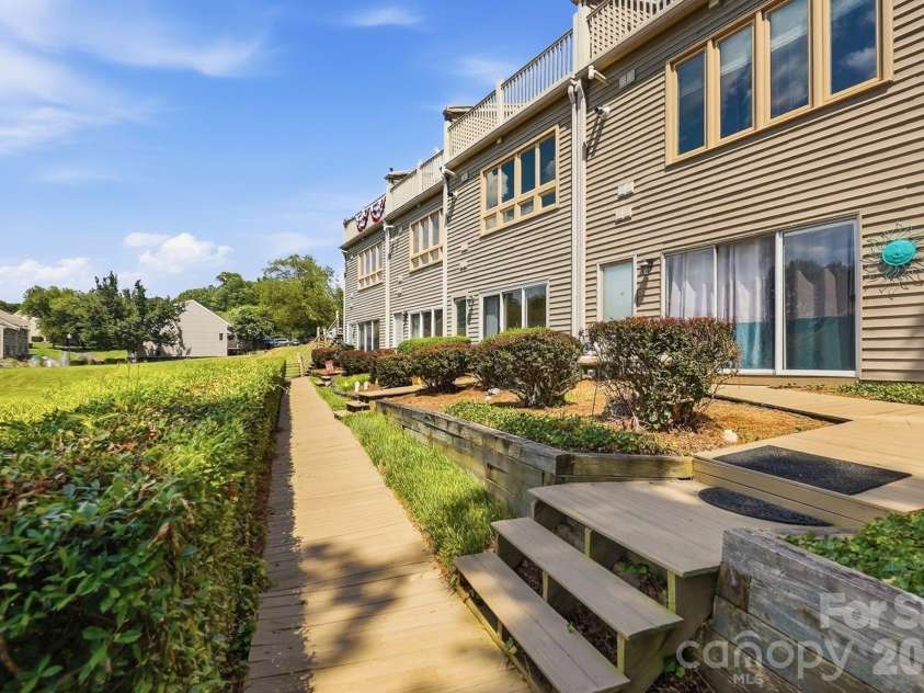 14612 Waterside Drive, Charlotte, NC 28278.  MLS# CAR4399977, YatesRealty ID 39992. 