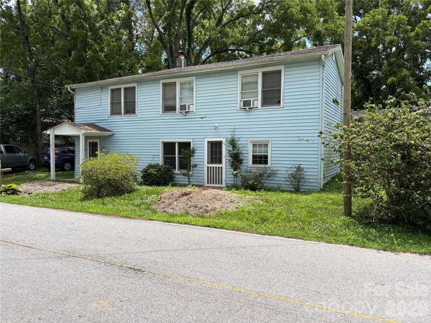 401 Lakeside Drive, Hendersonville, NC 28739.  MLS# CAR4406416, YatesRealty ID 39997. 