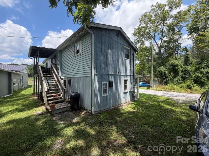 401 Lakeside Drive, Hendersonville, NC 28739.  MLS# CAR4406416, YatesRealty ID 39997. 