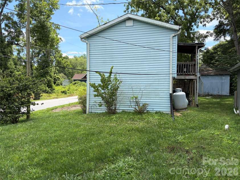 401 Lakeside Drive, Hendersonville, NC 28739.  MLS# CAR4406416, YatesRealty ID 39997. 